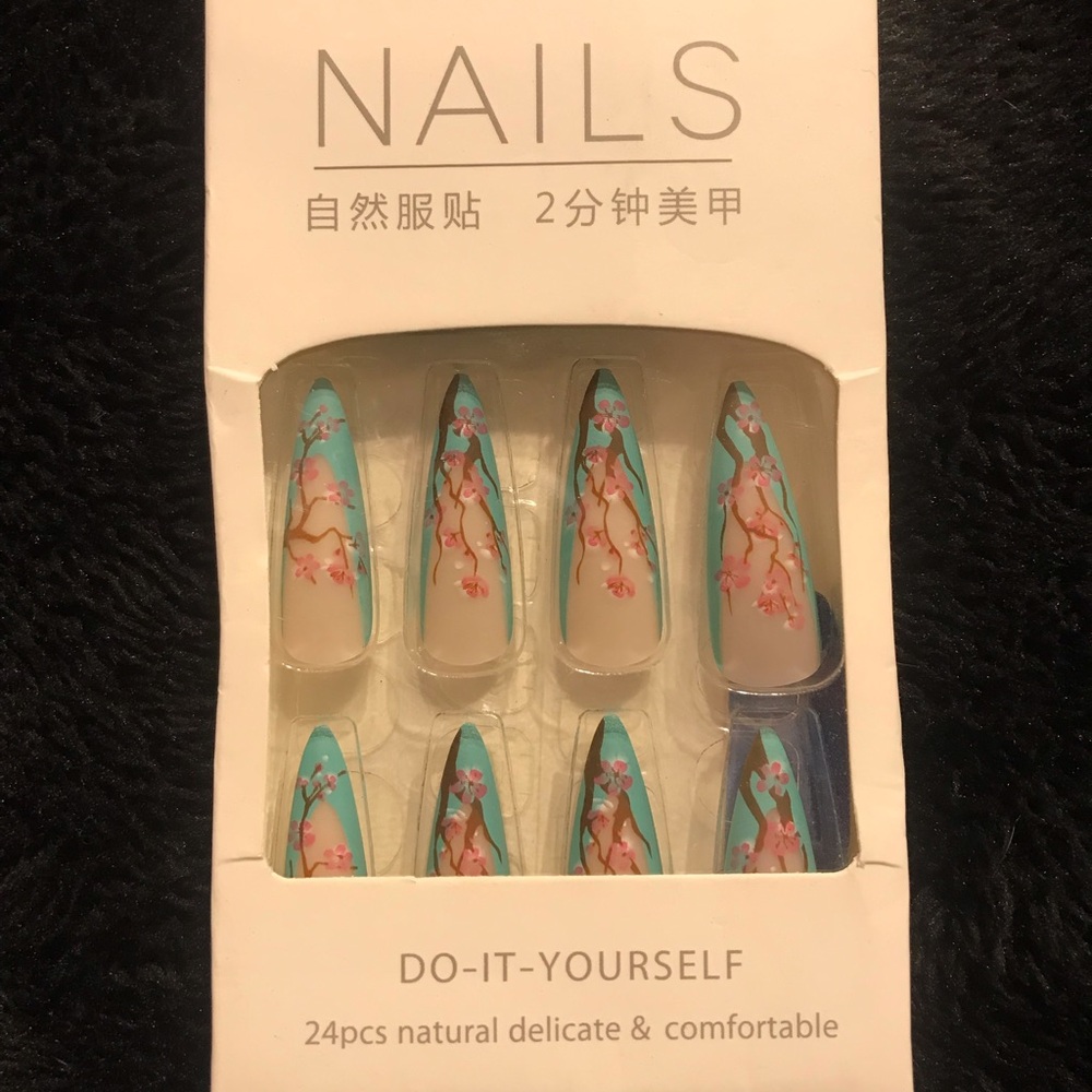 Press on nails